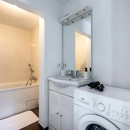 Close To Center Of I Fully Equipped Apartment Paris